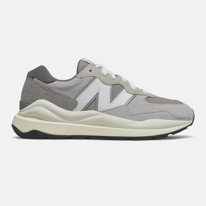 57/40 | New Balance Shoes - Women / Men
