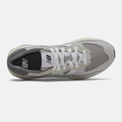 57/40 | New Balance Shoes - Women / Men