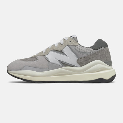 57/40 | New Balance Shoes - Women / Men